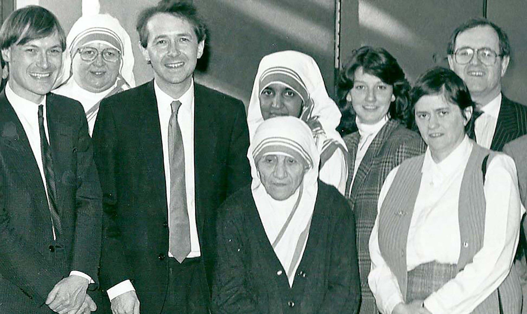 1988年，顏敏時（左一）與訪英的德蕾莎修女在國會合影。（photo credit:Lord Alton of Liverpool)